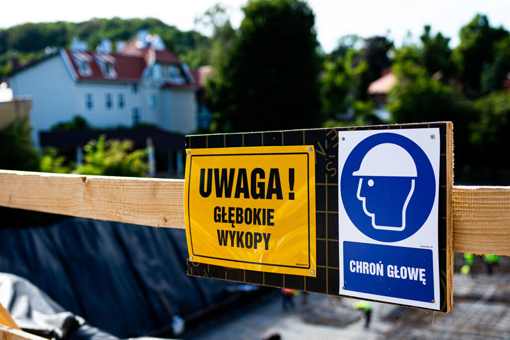 BHP na budowie – co warto wiedzieć o zasadach bezpieczeństwa i higieny pracy na placu budowy?